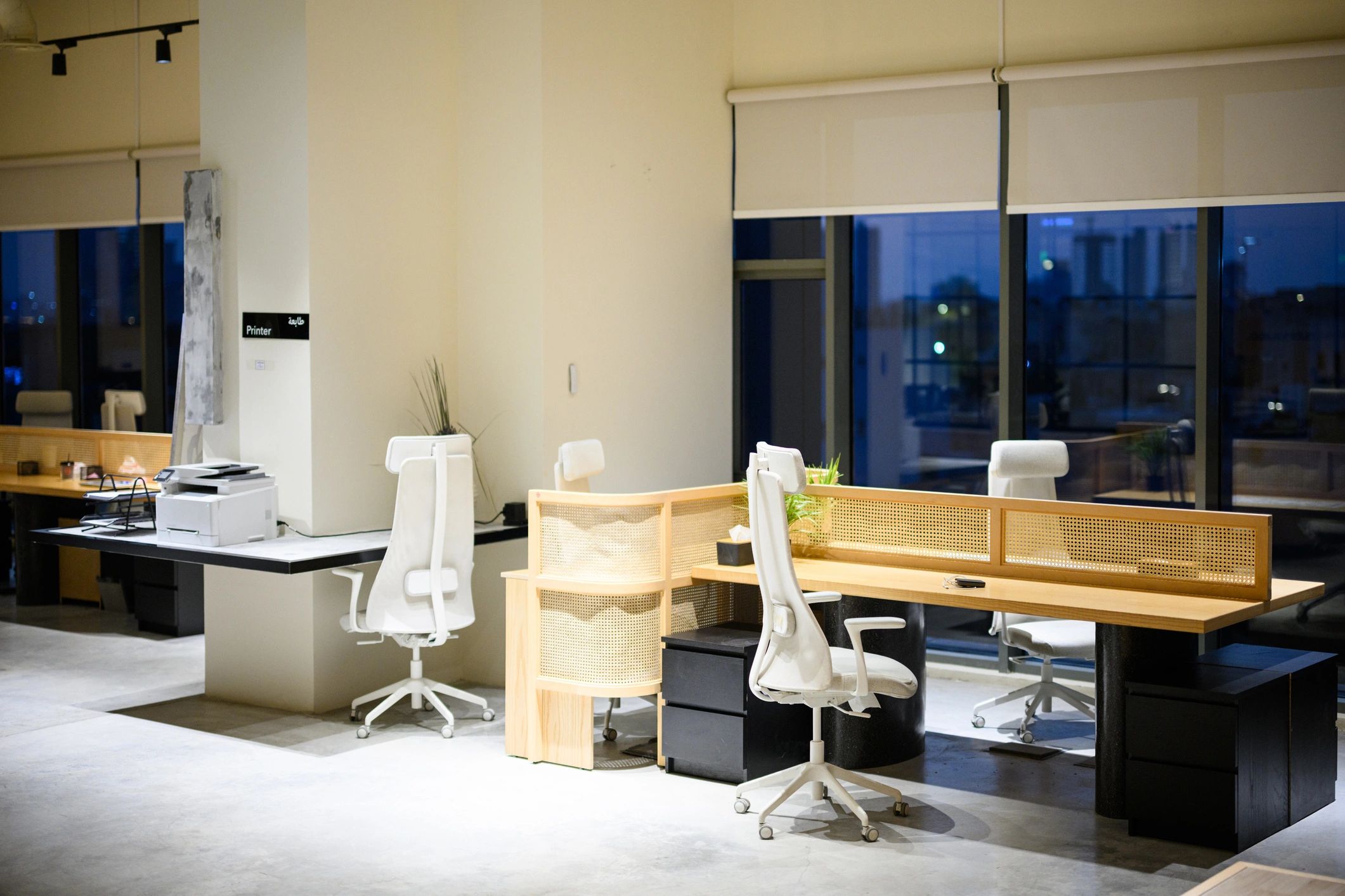 Modern workspace with ergonomic seating
